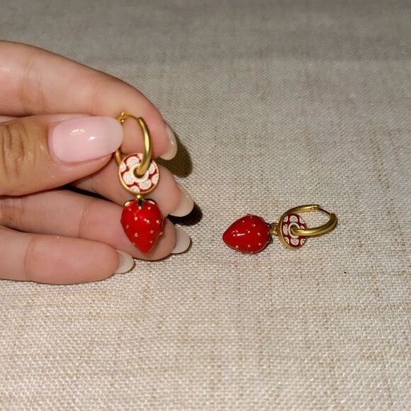 Strawberry hoop earrings M454 - Picture 3 of 4